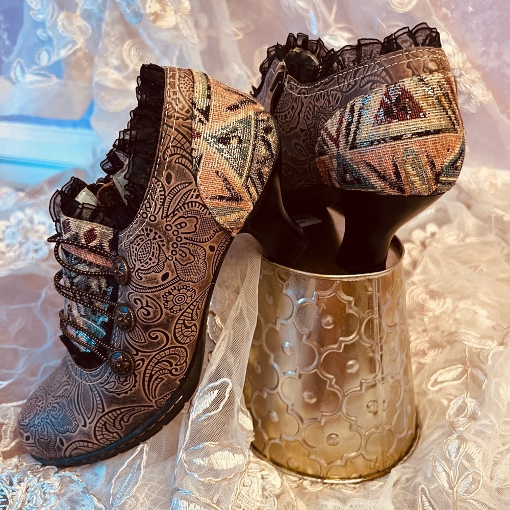 Socofy Vintage Etched Leather Heeled Oxfords - Picture 6 of 12